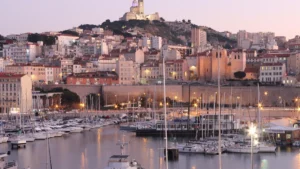 Vue du Vieux-Port de Marseille et de la basilique Notre-Dame de la Garde illuminée au crépuscule