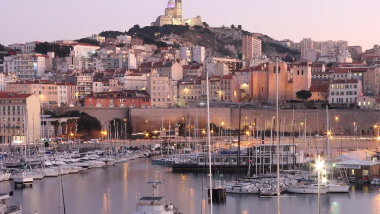 Vue du Vieux-Port de Marseille et de la basilique Notre-Dame de la Garde illuminée au crépuscule
