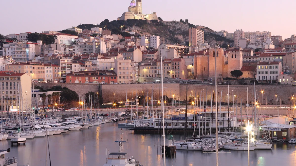 Vue du Vieux-Port de Marseille et de la basilique Notre-Dame de la Garde illuminée au crépuscule