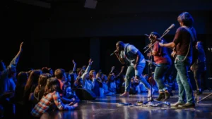 Performance énergique d'un groupe de musique sur scène devant un public lors de la finale des jeunes talents à Luynes.