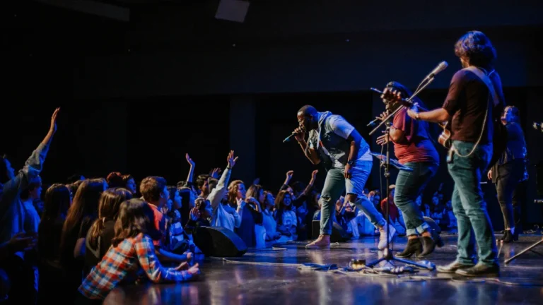 Performance énergique d'un groupe de musique sur scène devant un public lors de la finale des jeunes talents à Luynes.