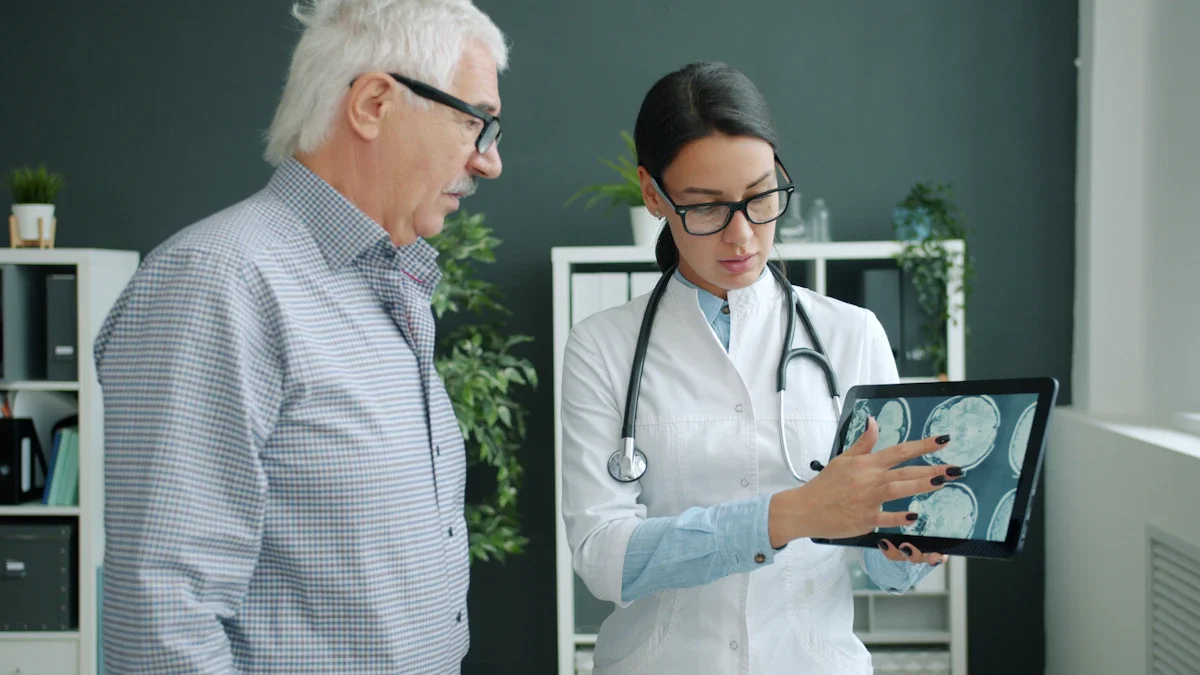 Médecin montrant une imagerie médicale sur tablette à un homme âgé lors d'une consultation