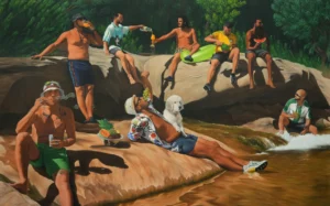 Plusieurs hommes se détendent sur des rochers au bord d'une rivière avec un chiot blanc.