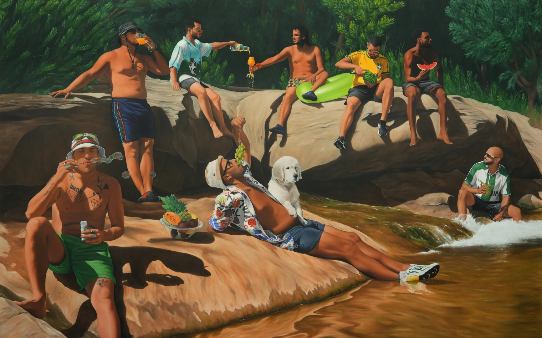 Plusieurs hommes se détendent sur des rochers au bord d'une rivière avec un chiot blanc.