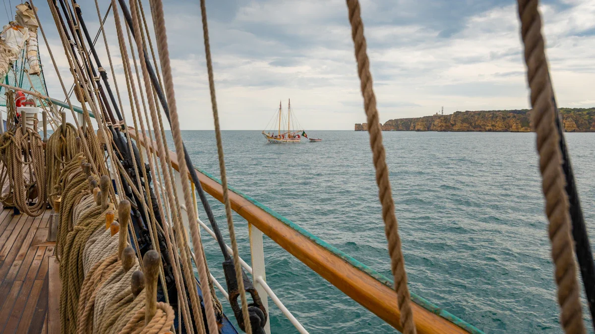 Vue depuis le pont d'un voilier traditionnel naviguant en mer avec vue sur les côtes