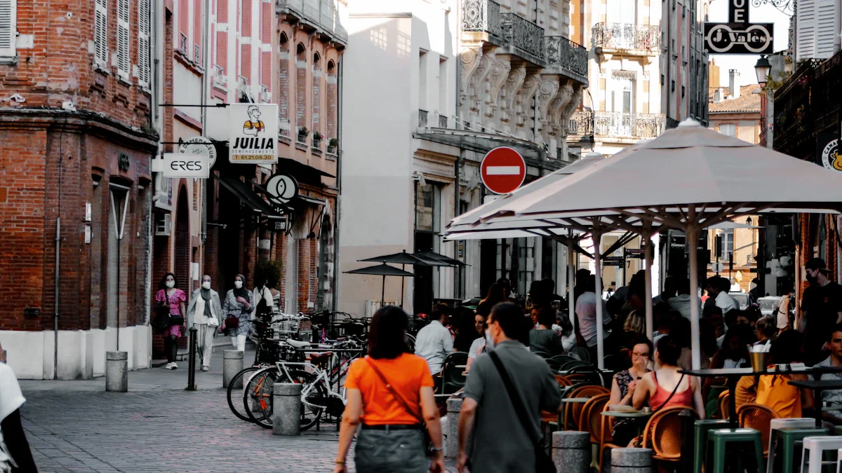 Terrasse de café animée avec des passants dans une rue typique du centre-ville de Toulouse