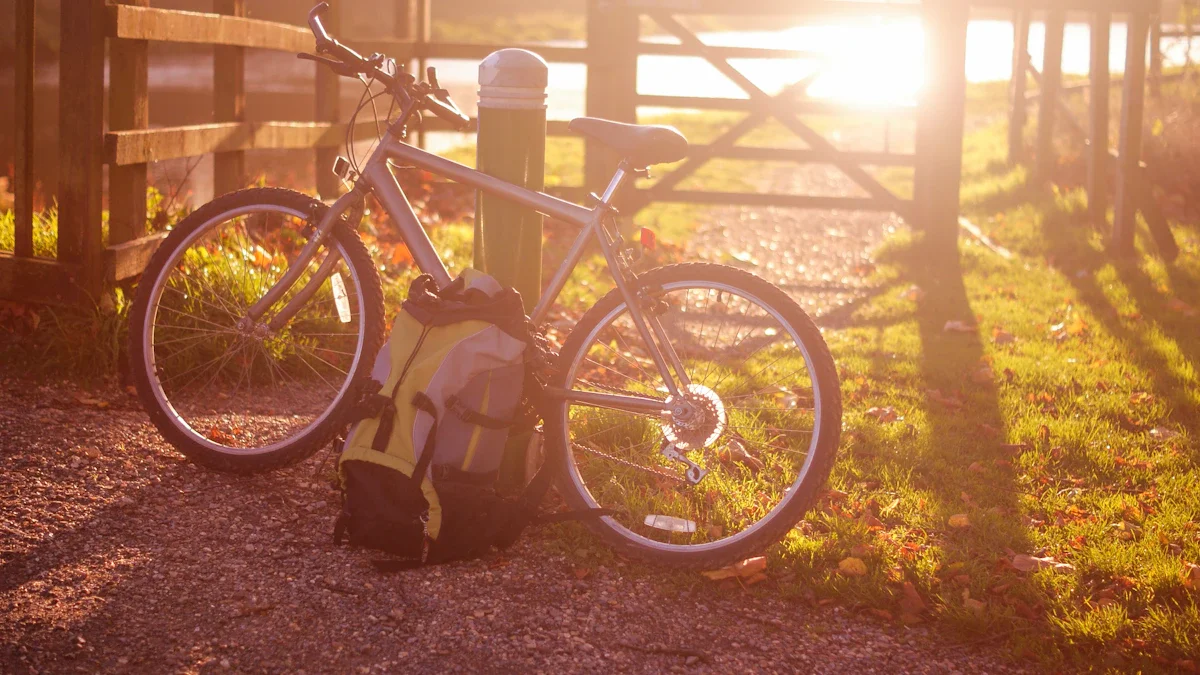 Un vélo équipé d'un sac à dos de voyage garé dans la nature au coucher du soleil