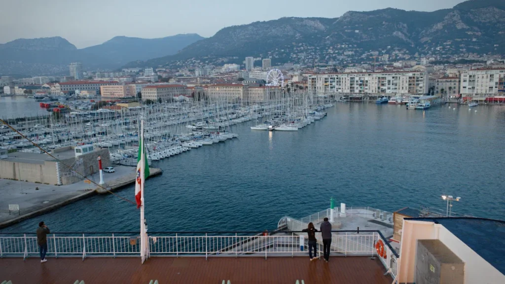 Vue panoramique sur le port et la ville de Toulon avec ses montagnes en arrière-plan