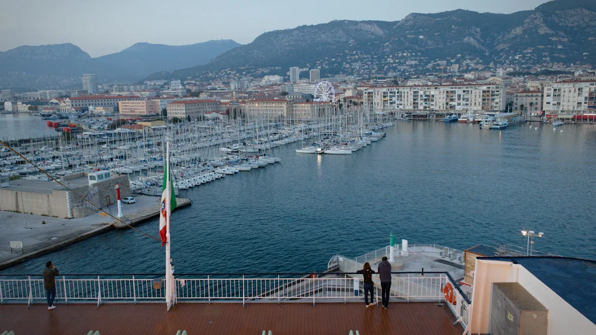 Vue panoramique sur le port et la ville de Toulon avec ses montagnes en arrière-plan