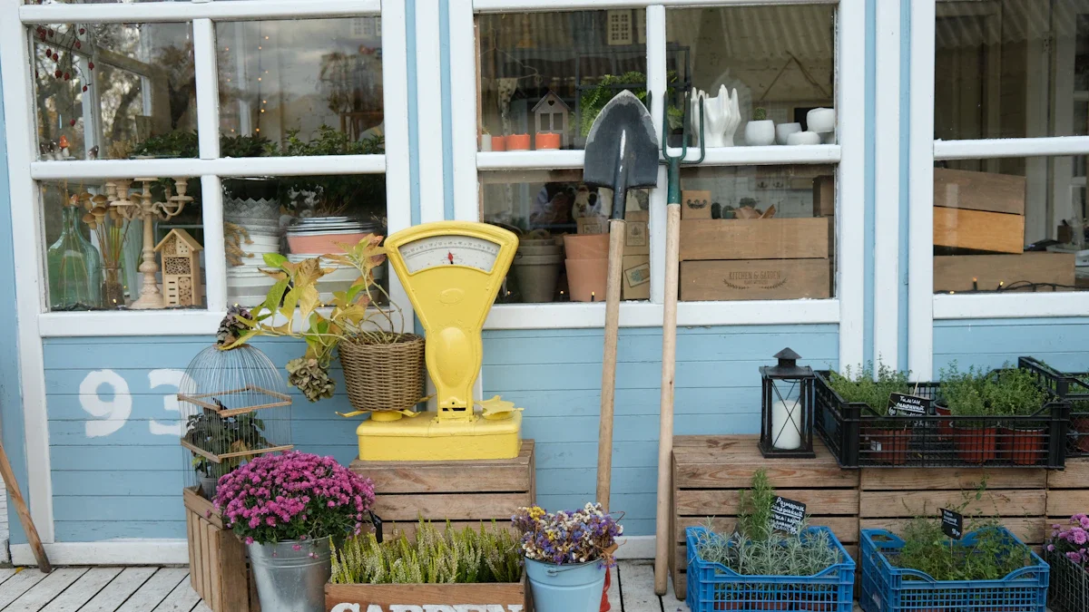 Façade colorée avec fleurs, outils de jardinage et caisses en bois pour un jardin urbain.