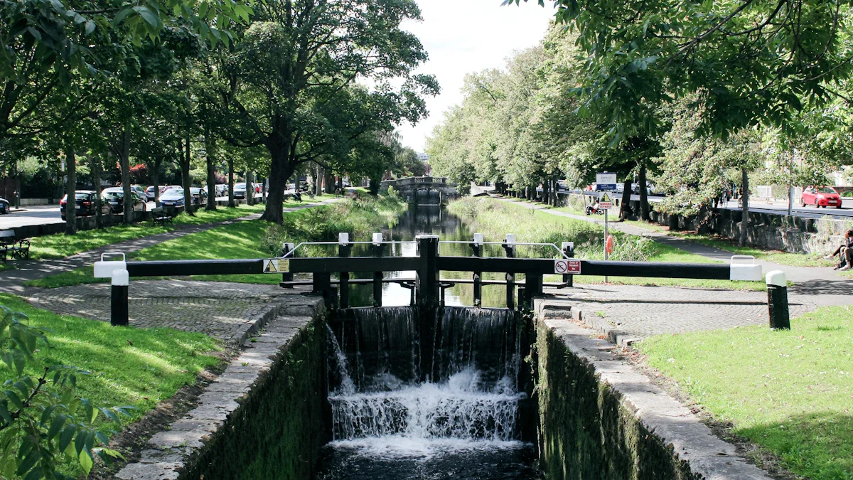 Vue d'un canal calme entouré d'arbres verdoyants avec une petite écluse.