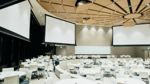 Grande salle de conférence vide prête pour accueillir le forum de l'emploi.