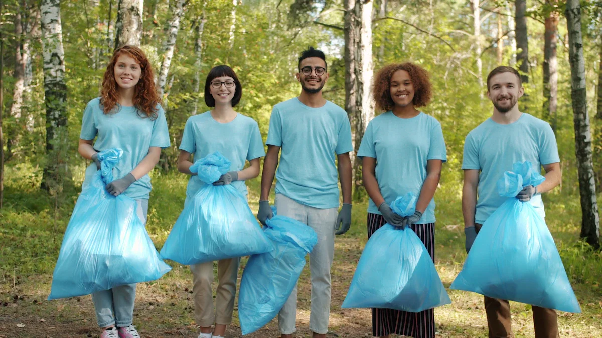 Un groupe de cinq bénévoles souriants tenant des sacs de déchets bleus lors d'une opération de nettoyage en forêt.
