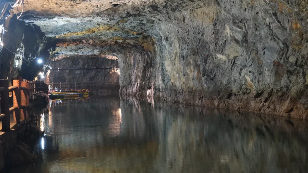 Vue d'une galerie de captage d'eau souterraine creusée dans la roche à Aix-en-Provence.