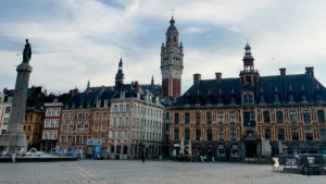 Vue panoramique de la Grand Place de Lille montrant la Vieille Bourse et le beffroi.