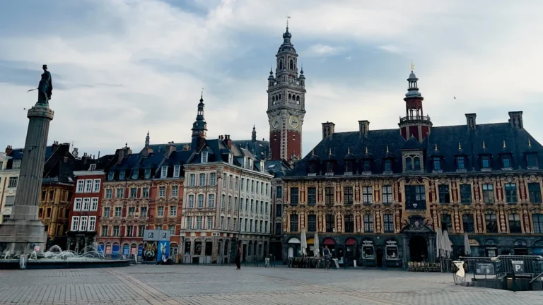 Vue panoramique de la Grand Place de Lille montrant la Vieille Bourse et le beffroi.