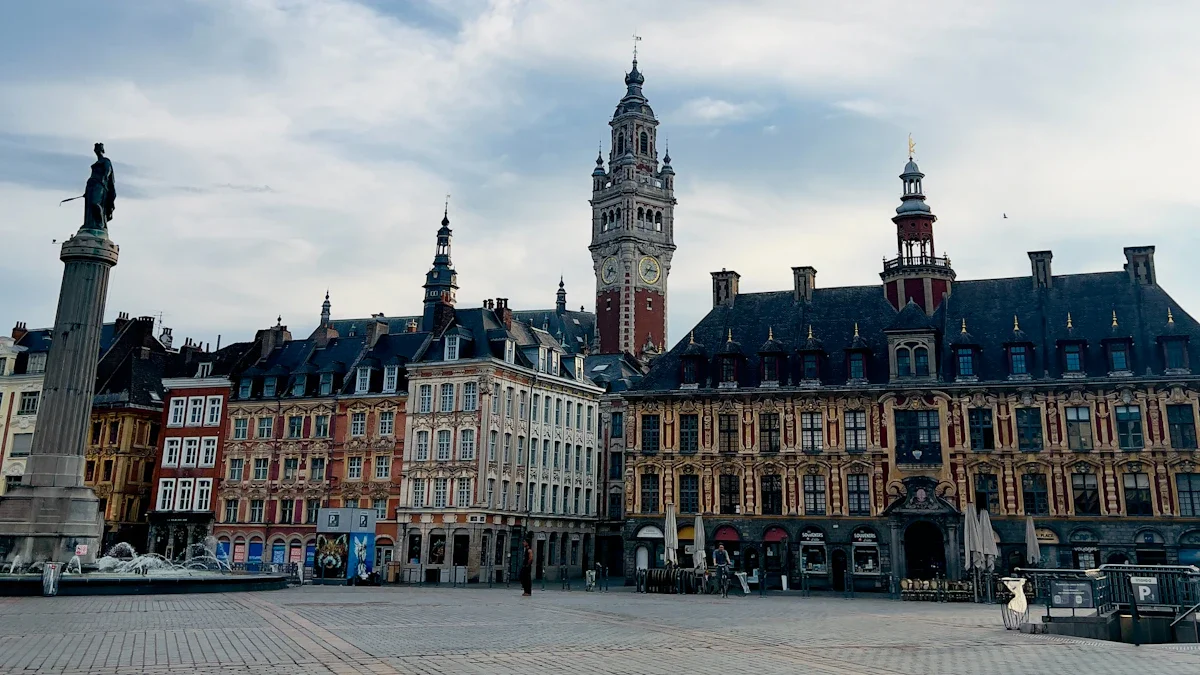 Vue panoramique de la Grand Place de Lille montrant la Vieille Bourse et le beffroi.