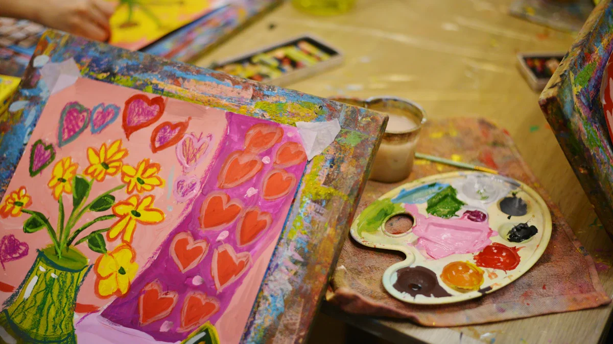 Table de dessin avec une palette de peinture et des dessins colorés lors d'un atelier créatif.