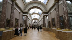 Perspective majestueuse de la Grande Galerie du Musée du Louvre à Paris.
