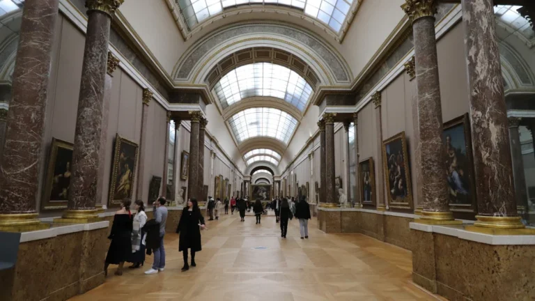 Perspective majestueuse de la Grande Galerie du Musée du Louvre à Paris.