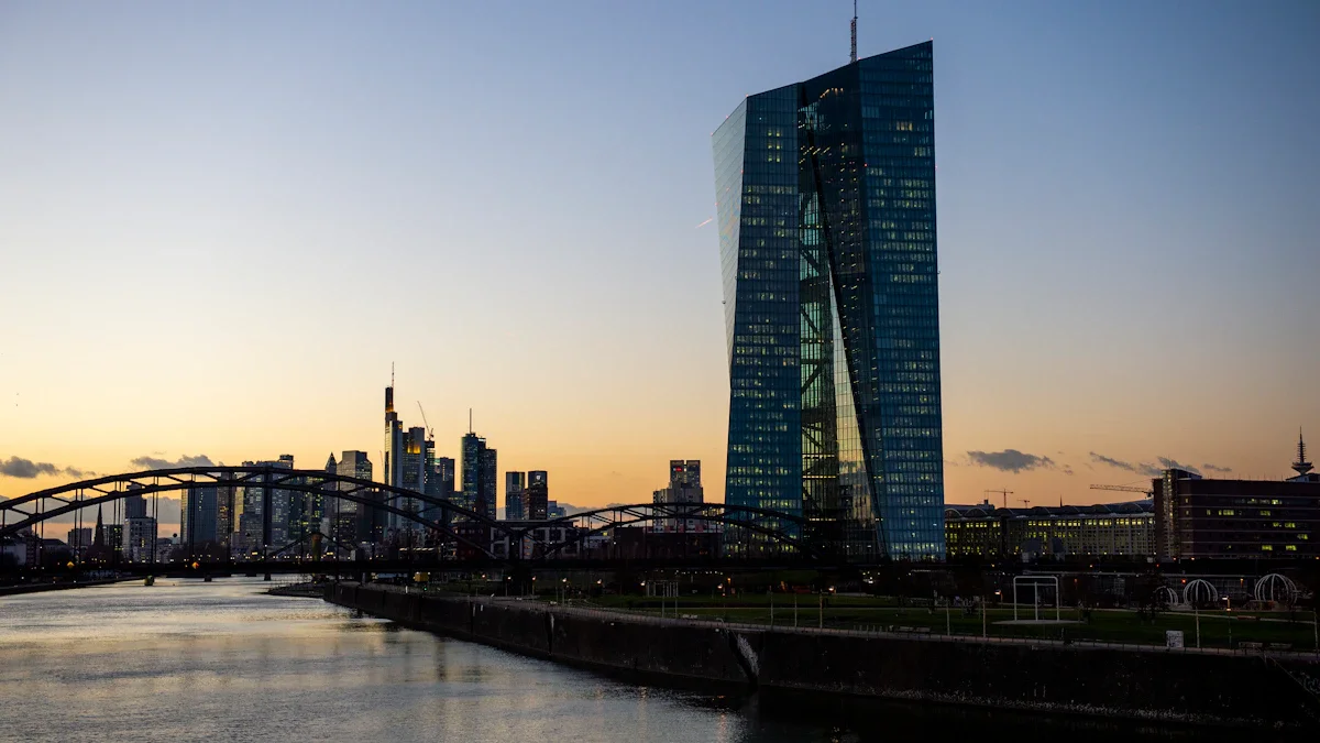 Vue panoramique sur le siège de la BCE et la skyline de Francfort au crépuscule.