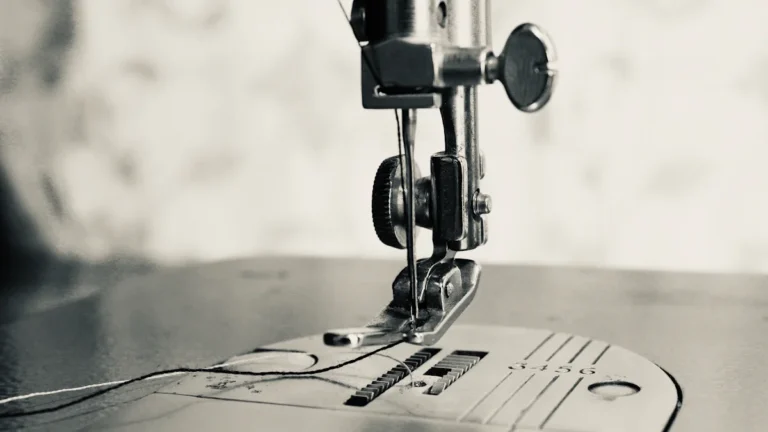 Photographie en noir et blanc d'une machine à coudre professionnelle au lycée Jules Lesven de Brest.