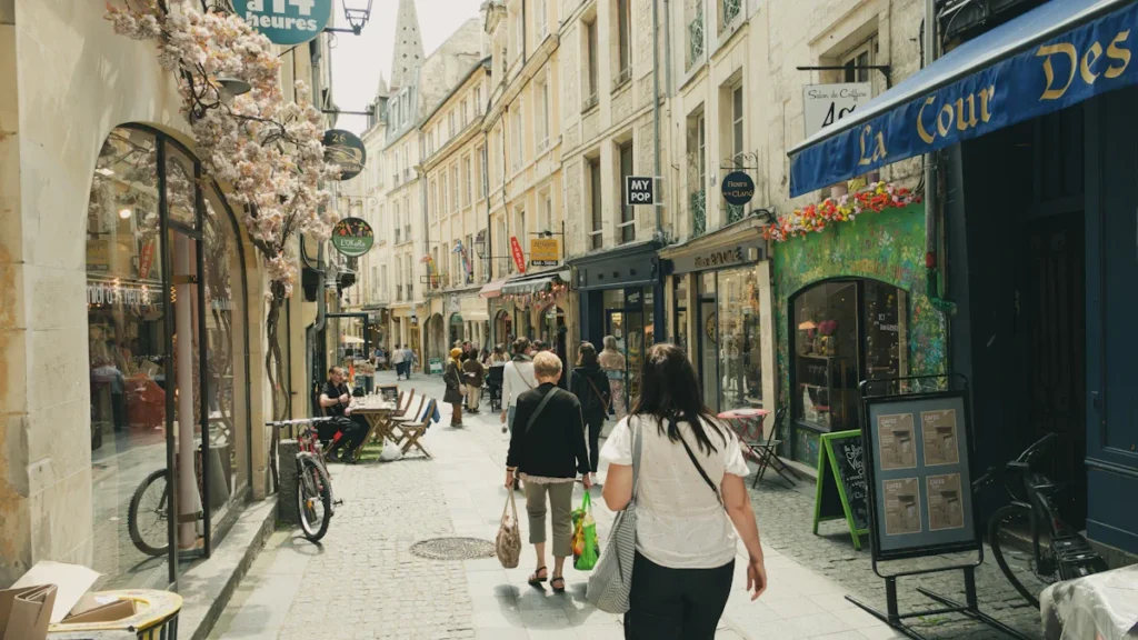 Une rue piétonne parfaitement propre et entretenue dans le centre historique de Caen.