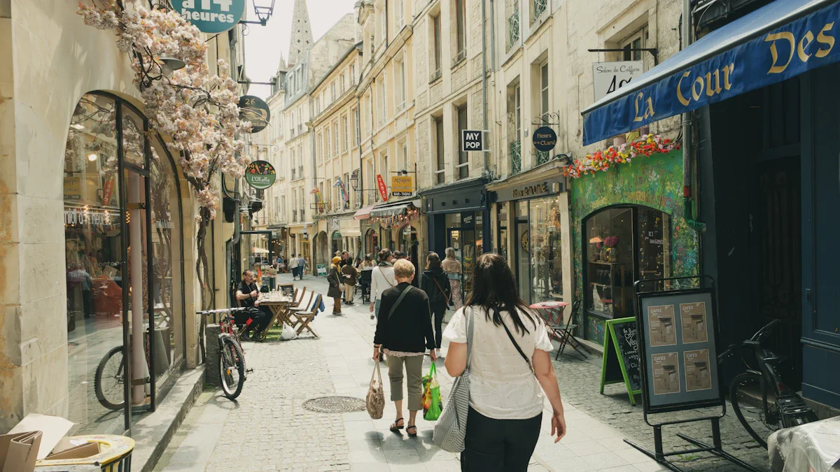Une rue piétonne parfaitement propre et entretenue dans le centre historique de Caen.