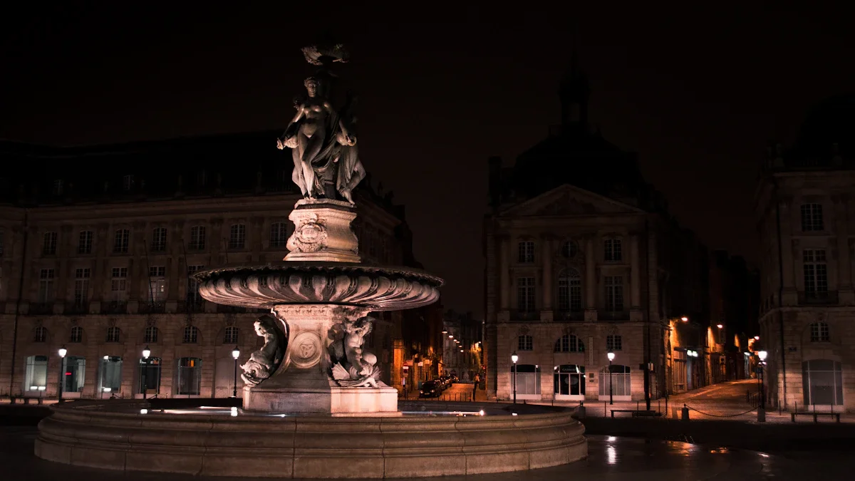 Fontaine en pierre blanche dans une ville française, idéale pour illustrer la chaleur estivale.