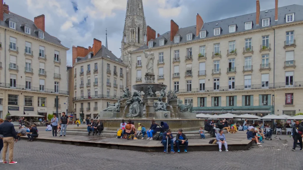 La Place Royale à Nantes avec sa fontaine emblématique durant une journée ensoleillée.