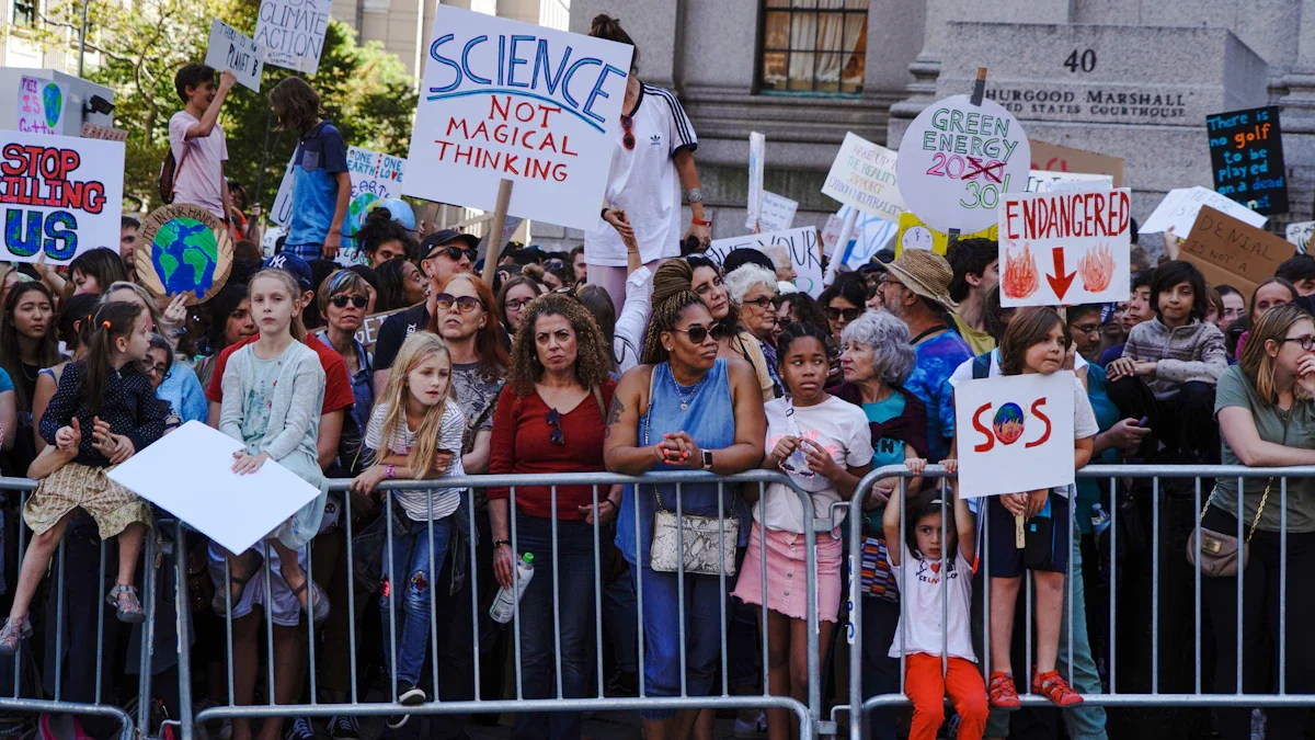 Une foule diversifiée de citoyens rassemblée derrière des barrières, avec une pancarte centrale indiquant 'Science not magical thinking', illustrant l'engagement public pour la science.