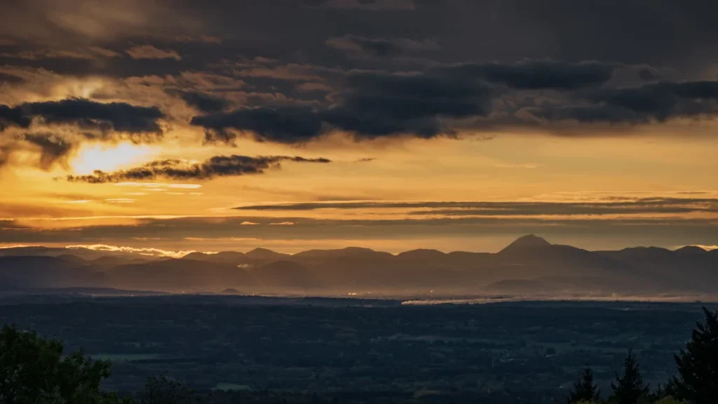 Vue panoramique de Clermont-Ferrand et de la chaîne des Puys au crépuscule.