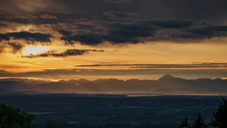 Vue panoramique de Clermont-Ferrand et de la chaîne des Puys au crépuscule.
