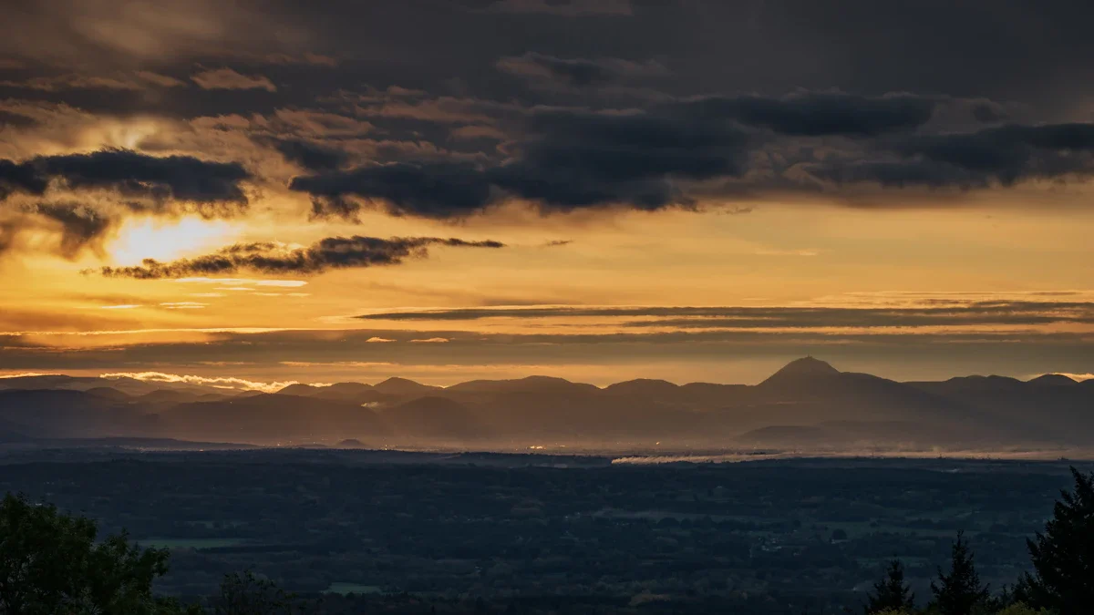 Vue panoramique de Clermont-Ferrand et de la chaîne des Puys au crépuscule.