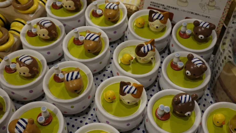Plusieurs petites figurines colorées représentant des animaux, illustrant le résultat d'ateliers créatifs.