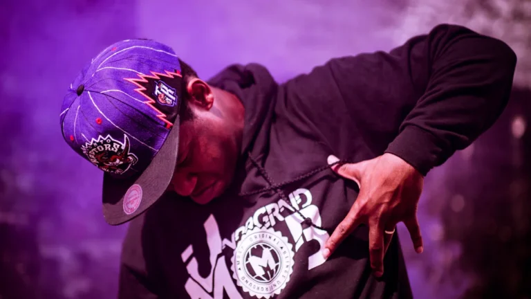 Un danseur de krump en pleine performance expressive au CCN de Créteil sous des lumières violettes.