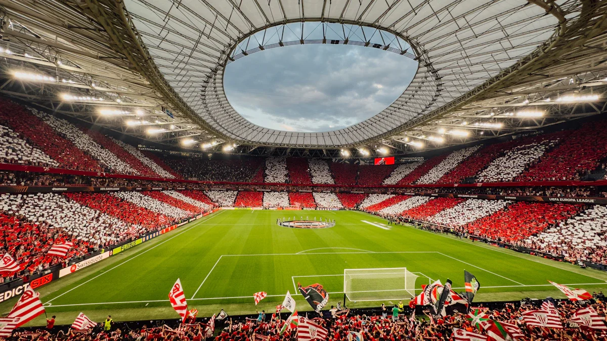 Une vue panoramique d'un stade rempli de supporters arborant des couleurs rouges et blanches pour célébrer un titre.