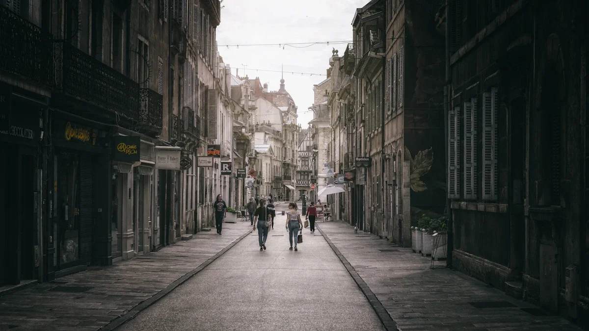 Une rue piétonne historique du centre-ville de Dijon avec des passants sous un ciel couvert.