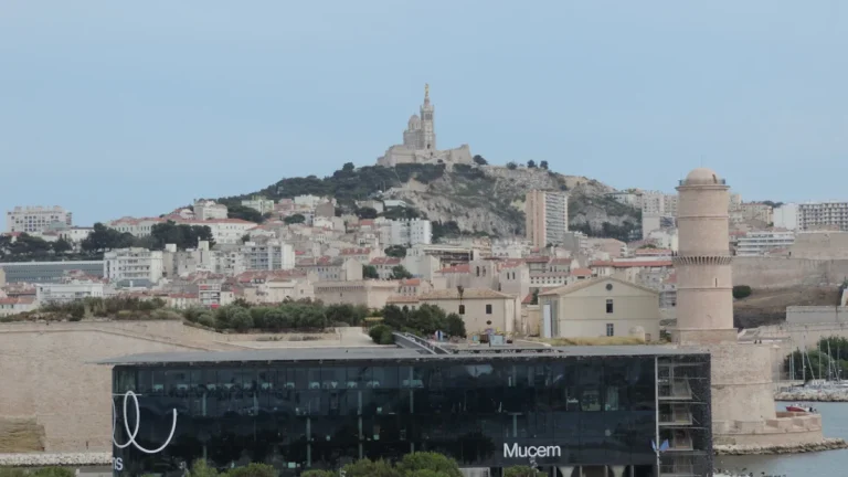 Vue du musée du MuCEM au premier plan avec la basilique Notre-Dame de la Garde en arrière-plan à Marseille.