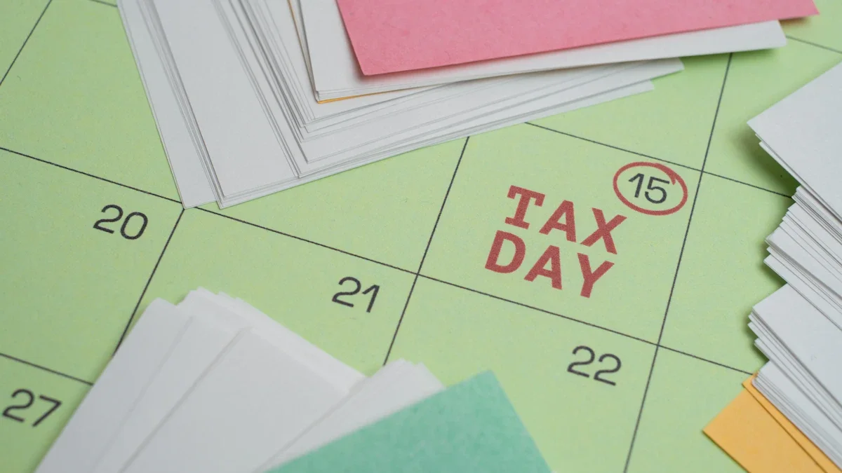 Un calendrier mural vert entouré de piles de documents administratifs évoquant la période fiscale.