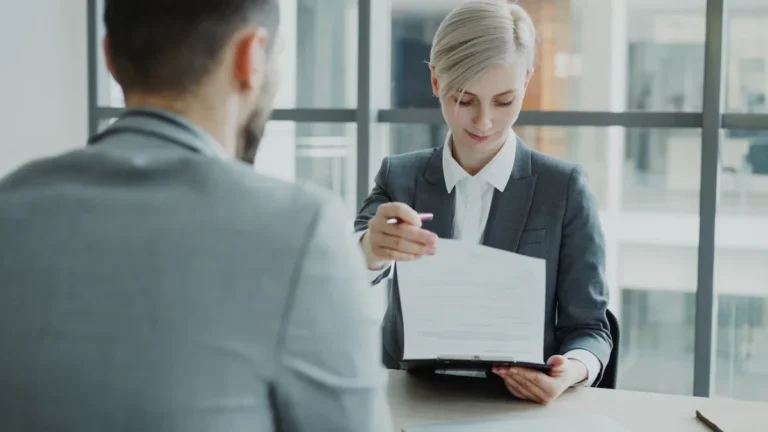 Une avocate échange avec un contribuable lors d'une session de conseil fiscal gratuit à Paris.
