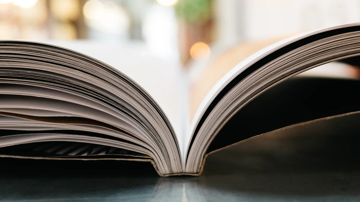 Un livre ouvert capturé en gros plan avec un effet de flou artistique en arrière-plan.