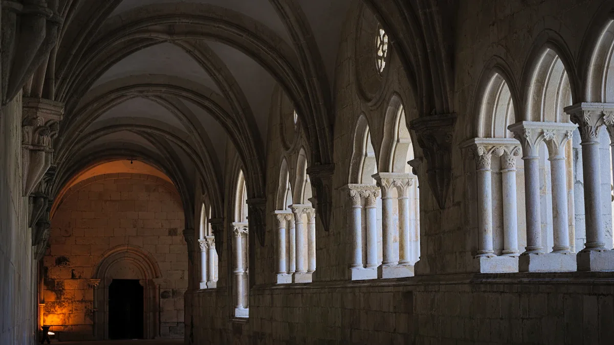 Vue perspective d'une galerie voûtée en pierre avec des arches romanes dans une abbaye historique.