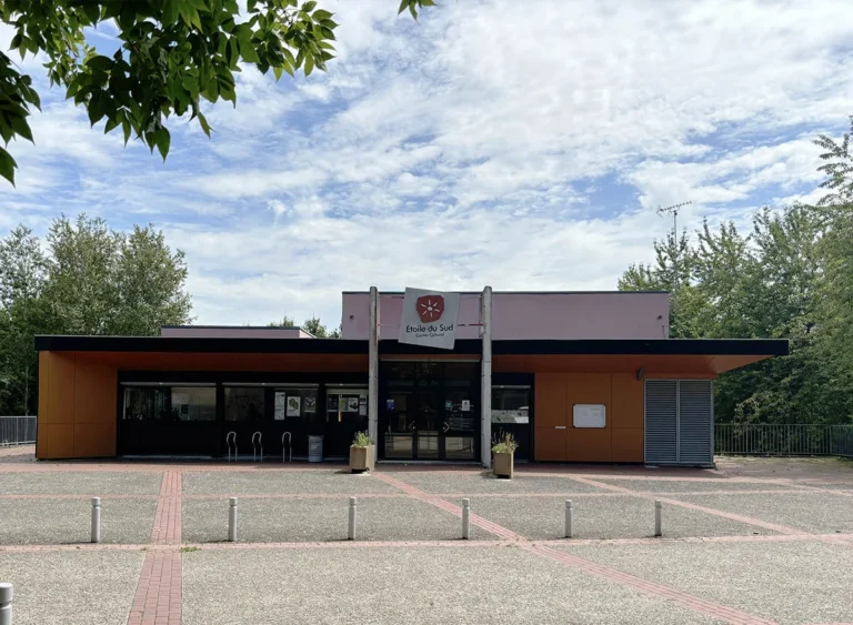 Vue frontale du bâtiment du centre culturel Étoile du Sud avec une grande esplanade pavée.