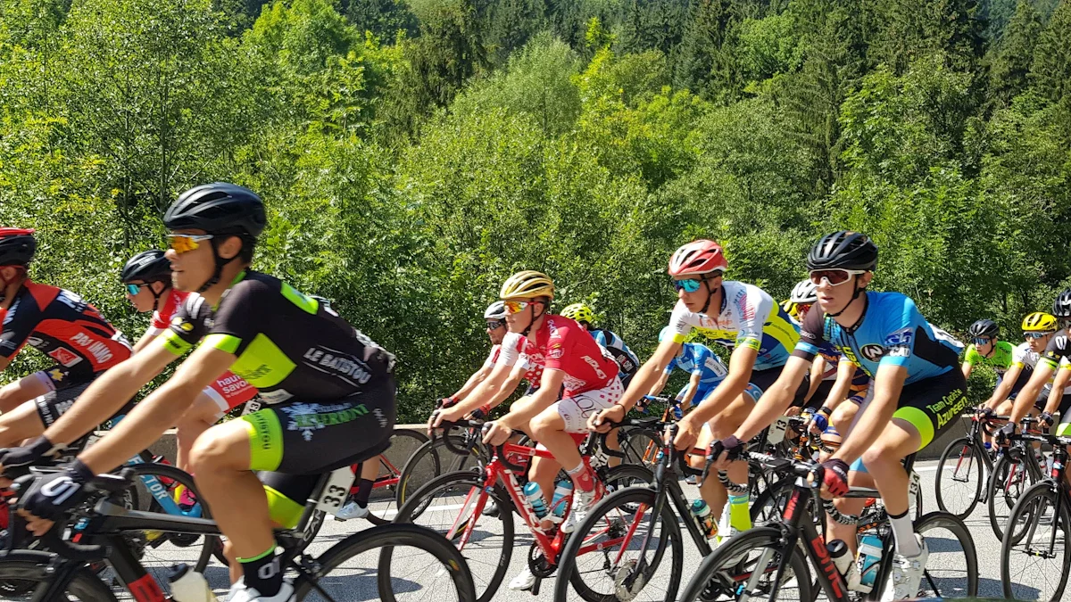 Un peloton de cyclistes professionnels en pleine course sur une route de campagne française.