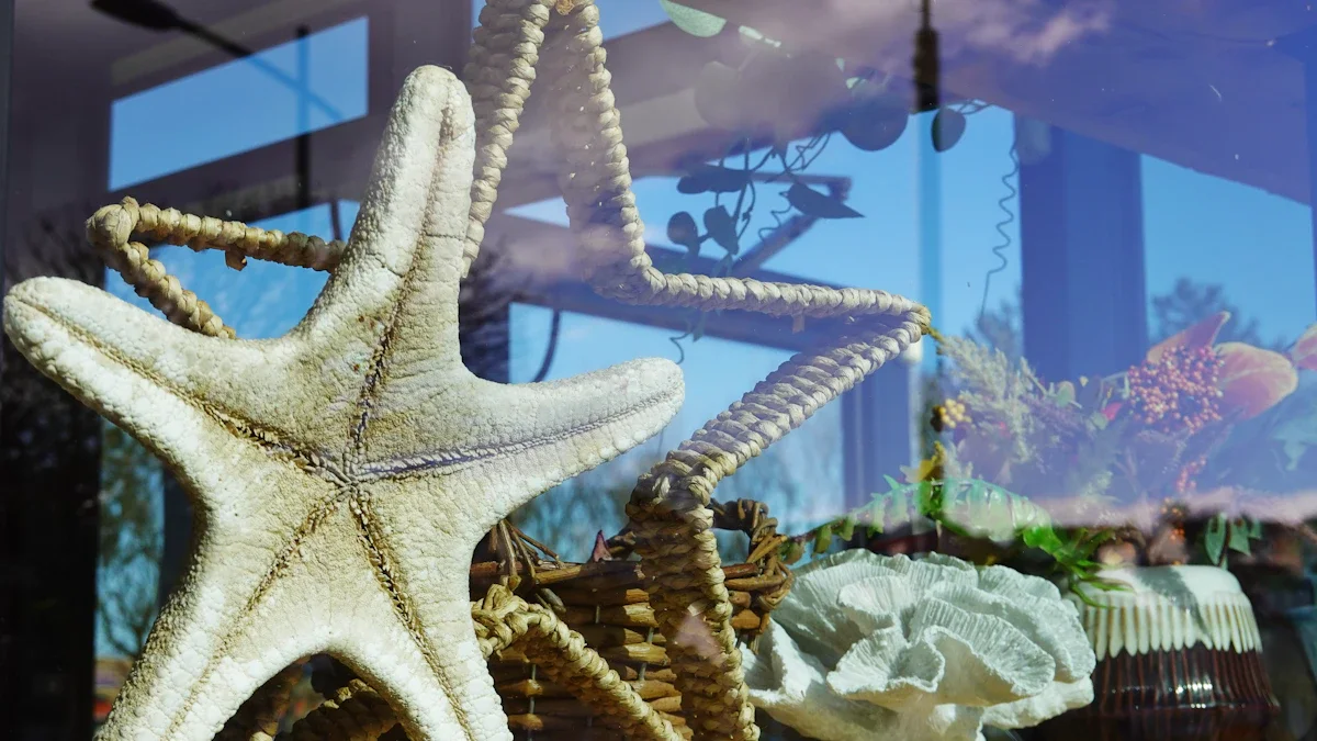 Une vitrine de magasin à Brest décorée avec des éléments marins comme une grande étoile de mer et du corail blanc pour célébrer la Marine.