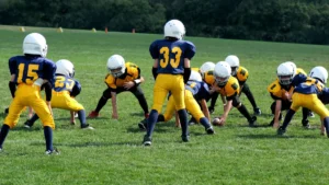 De jeunes athlètes en pleine action sur un terrain de sport verdoyant pour une compétition.