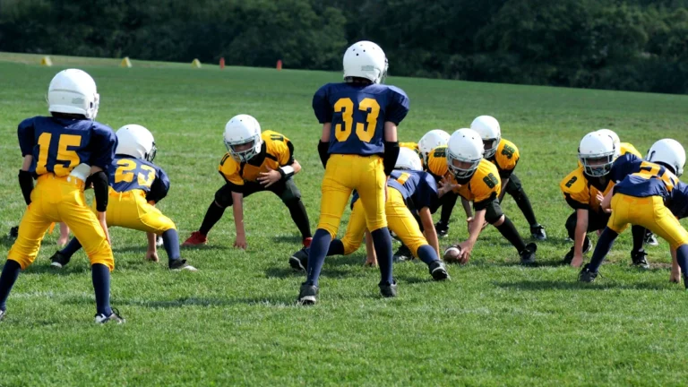 De jeunes athlètes en pleine action sur un terrain de sport verdoyant pour une compétition.