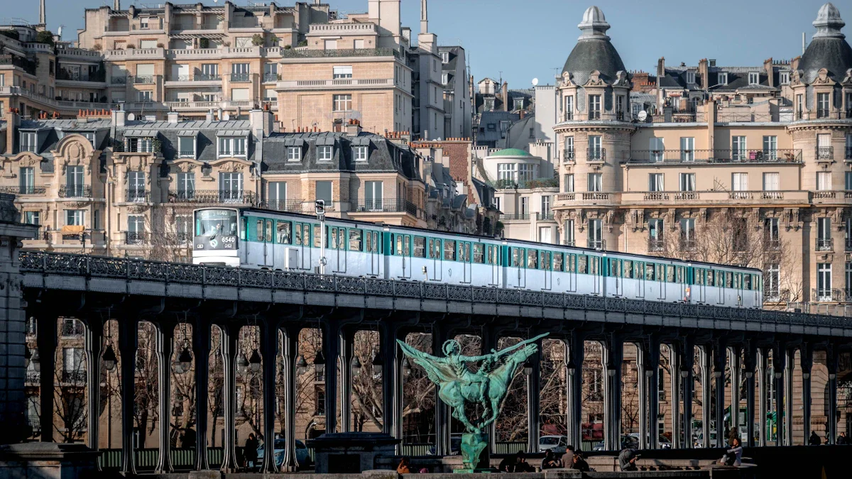 Un train du métro parisien circulant sur un viaduc devant des immeubles de style haussmannien.