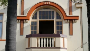 Détail d'un balcon Art déco avec l'inscription 1936 sous un ciel bleu